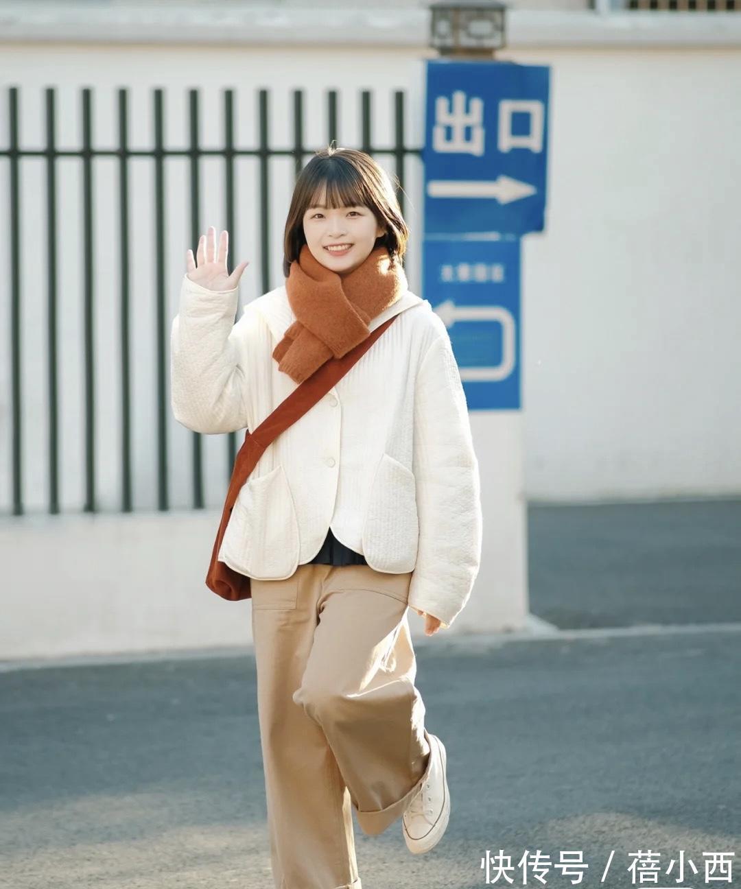 上半身|小黑裤不再流行,今年流行“阔腿裤”,搭配针织衫、卫衣都很时髦