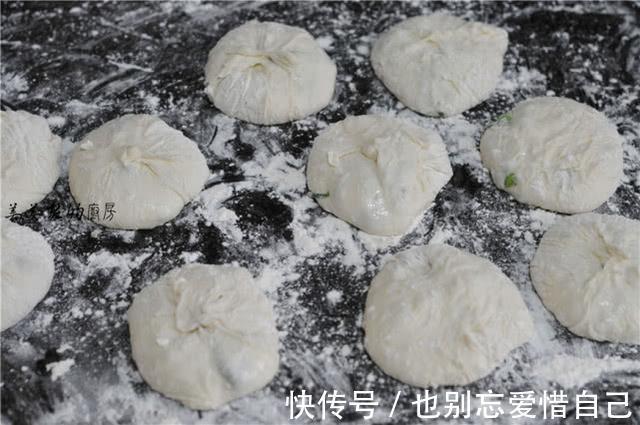 不揉面,不擀皮,早餐饼如此做特省事,蓬松柔软,比油条更好吃!