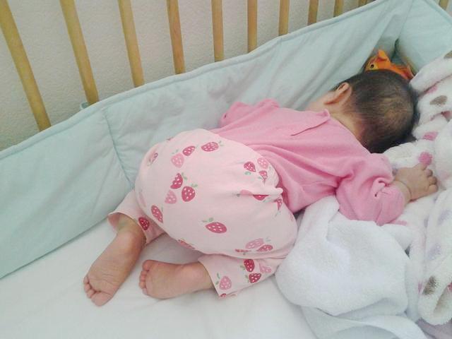 豆豆|新晋宝妈晒宝宝搞怪睡姿照，朋友评论孩子有问题，快带去检查下