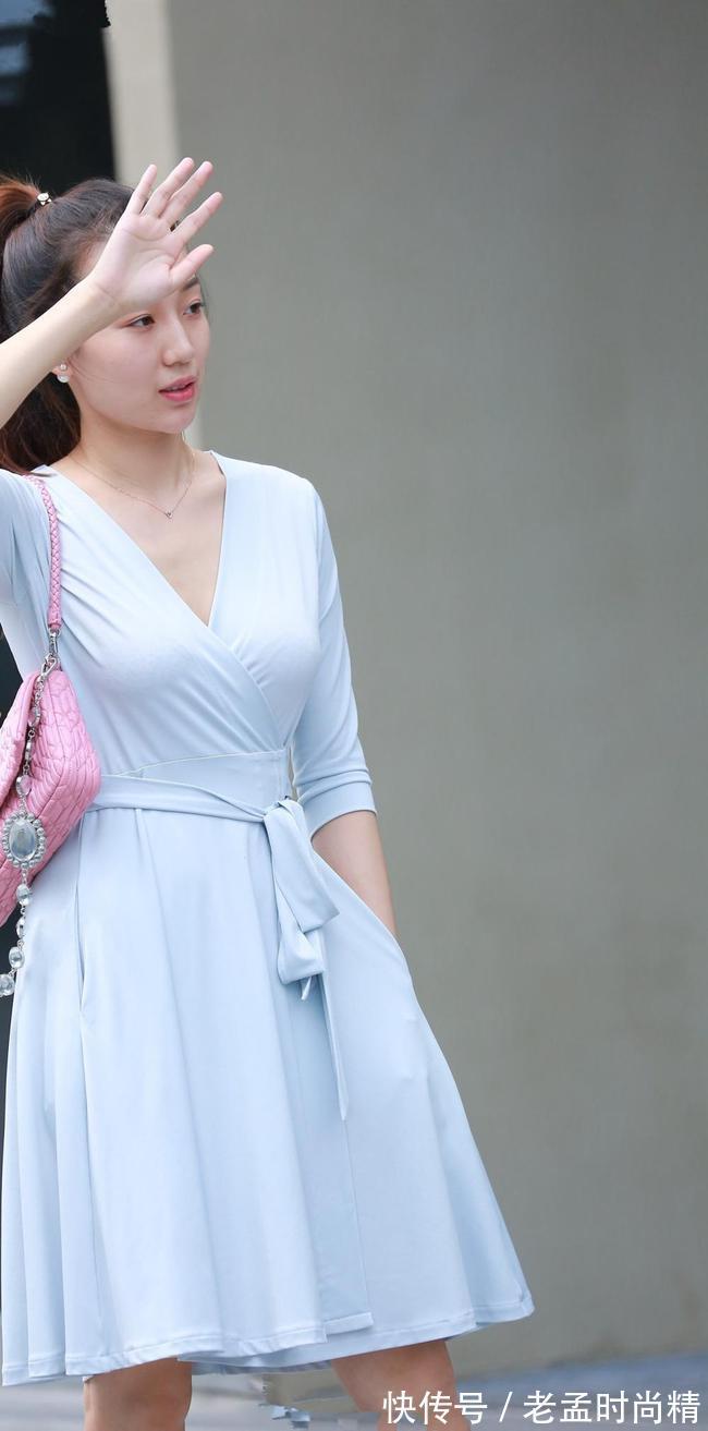 阳光 街拍:阳光下白皙水嫩的小姐姐,美丽清晰可见