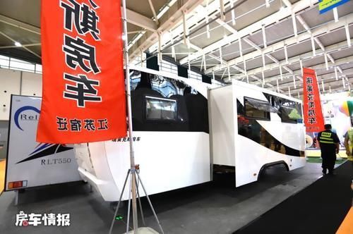 黑白极简|酷似高铁的房车见过吗?客厅超级大带独立儿童房,有两室一厅一卫