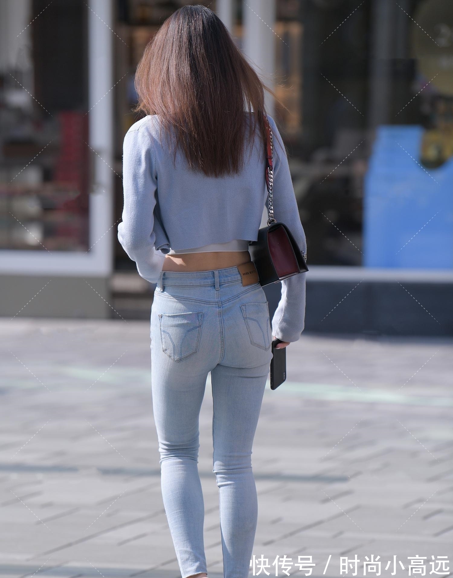 外套 “运动风”上衣搭配外套走肚脐装,浅蓝色牛仔裤和高跟鞋“经典不过时”