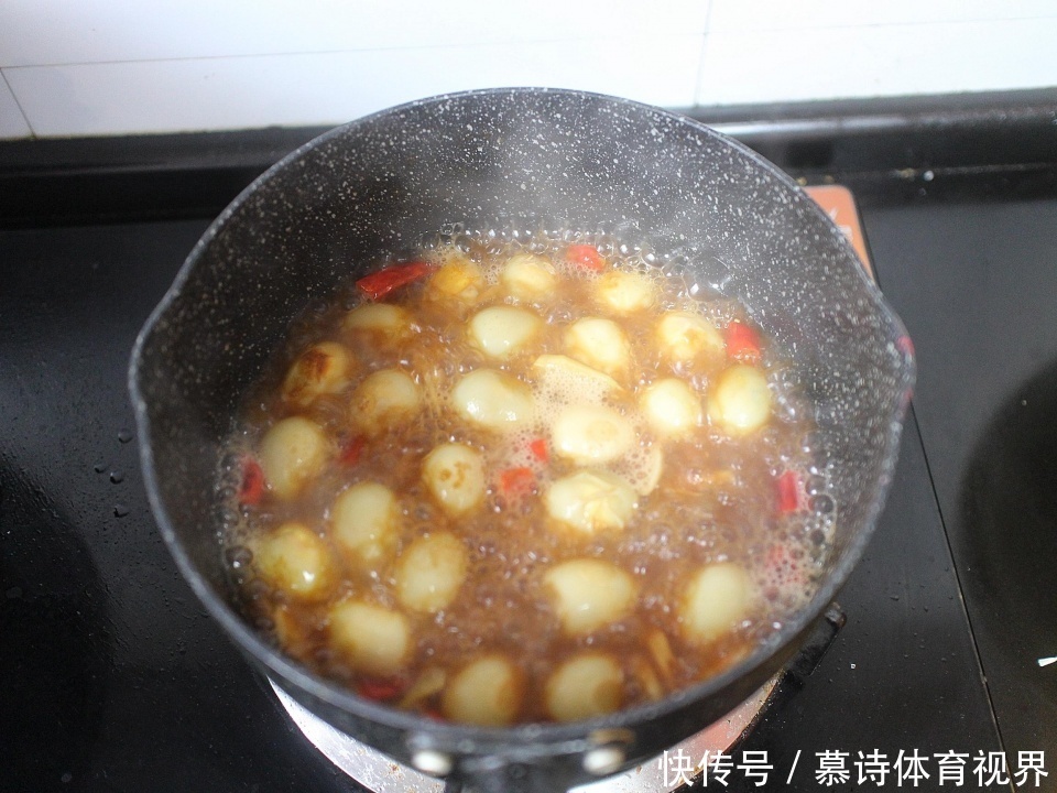 鹌鹑蛋别再卤着吃了,教你新做法,一口一个,比吃肉还过瘾