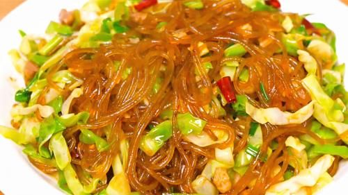 脆爽|包菜炒粉条，记住不要直接炒，技巧告诉你，粉条香滑不粘锅