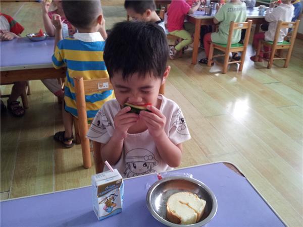 积食|孩子因喝水导致积食,儿科医生给孩子喝水,要避开这3个时间