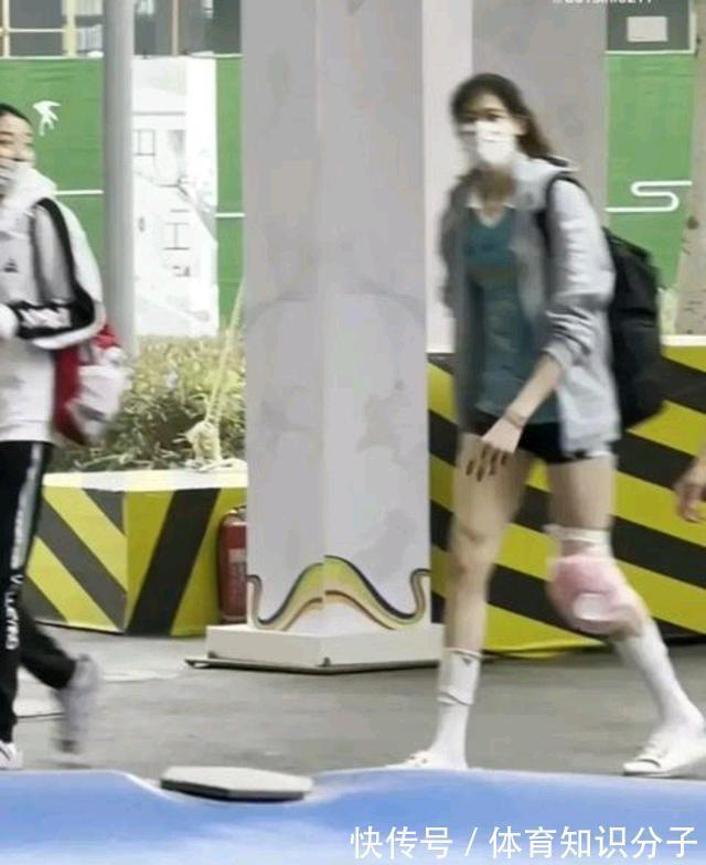 瓦尔加斯|女排迎来坏消息！李盈莹膝盖出现特殊情况，裹厚厚的绷带让人心疼