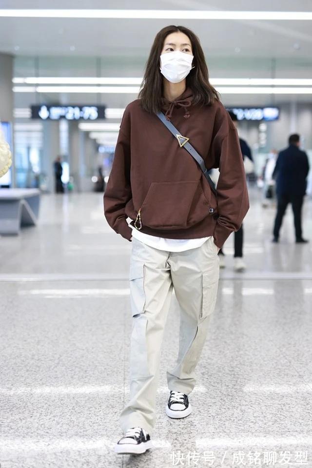 刘雯|刘雯不愧是超模天花板!卫衣搭配工装裤减龄又洒脱,简单却很高级