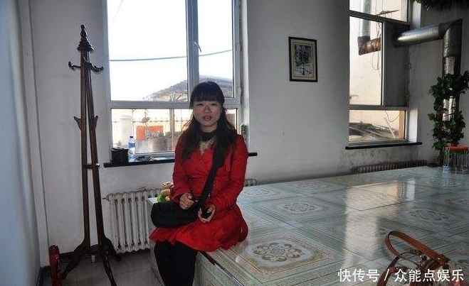 土炕|为何东北人家都是睡一个大炕?一家人睡一个通铺,怎么避免尴尬?