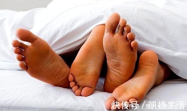 上联$经典对联! 上联 “原配夫妻脚挨脚”, 下联听了很伤感