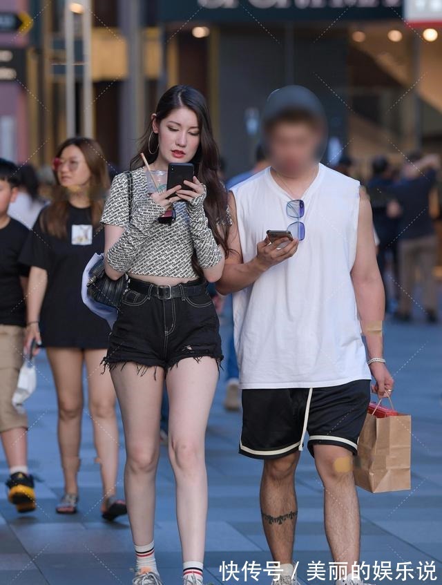 小姐姐 黑白套装搭配彩色鞋袜,时尚欧美范,简约又跳脱的时尚搭配!