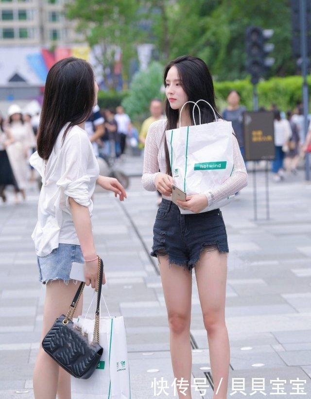 美女|时尚：有个性的女生就是会穿，挂脖衫配牛仔裤，清新简约又显美