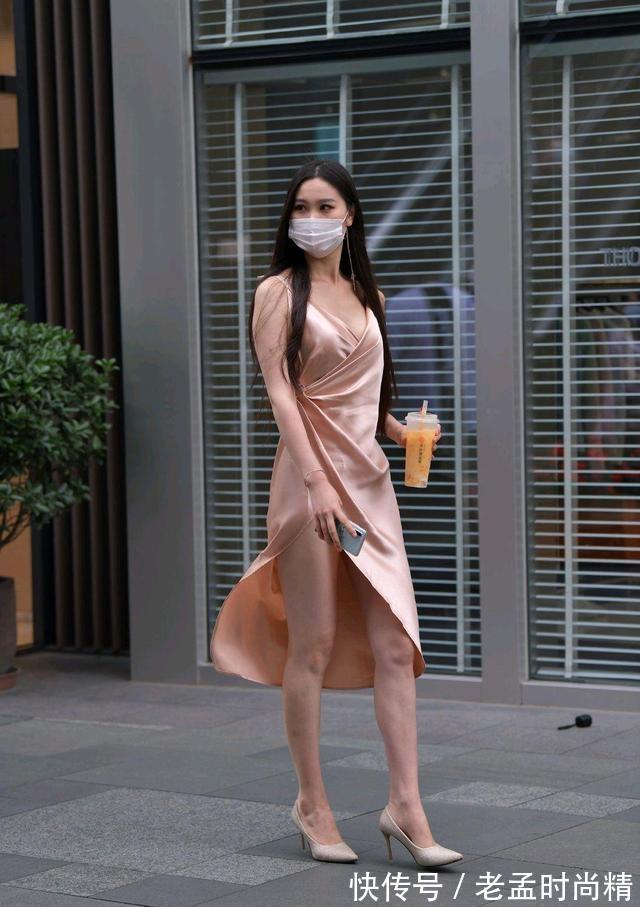 短裙|逛街的连衣裙美女, 造型风格娴静又好看, 身材匀称