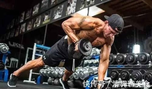 哑铃|体脂率降到18以下，4个哑铃腹肌动作，虐出男神的腹肌