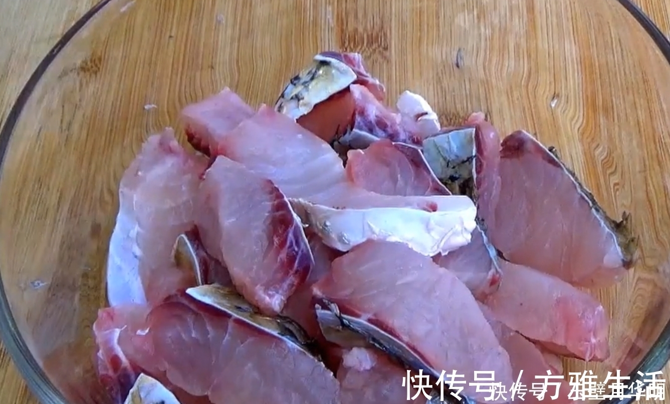 草鱼百吃不厌的做法，鱼肉鲜香无腥味，下酒又下饭，比烤鱼还好吃