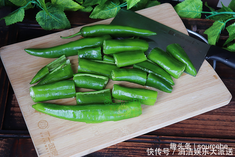 鲜香|问了大厨才知道,虎皮尖椒多加一味料,外脆内软,鲜香麻辣