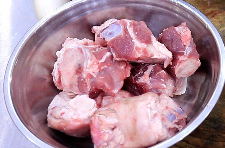 炖大骨头汤切记不要直接炖，厨师长教你一招，汤浓无腥味，味道鲜