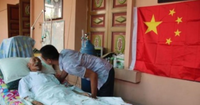 父亲|清朝最后一位世袭王爷,一直活到2014年,临终提一要求,让人泪崩