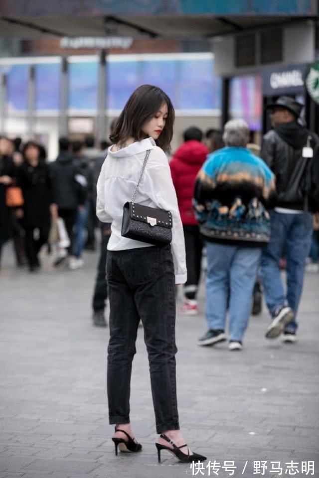 美女|街拍：气质大方的美女，灰色休闲装搭配牛仔裤，展现的腿部修长纤细