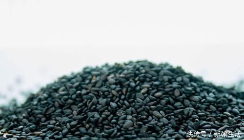 吹风机|头发越来越少白发越长越多做好五件事,老年也能拥有茂密黑发