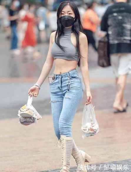 灵感 长发模特选择挂脖上衣搭配牛仔裤,显身材曲线,完美秀出女人味