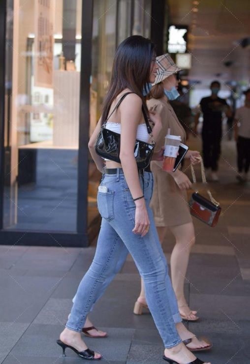 穿搭 墨绿色的无袖上衣,搭配黑色九分裤,整体给人简单清爽利落感觉