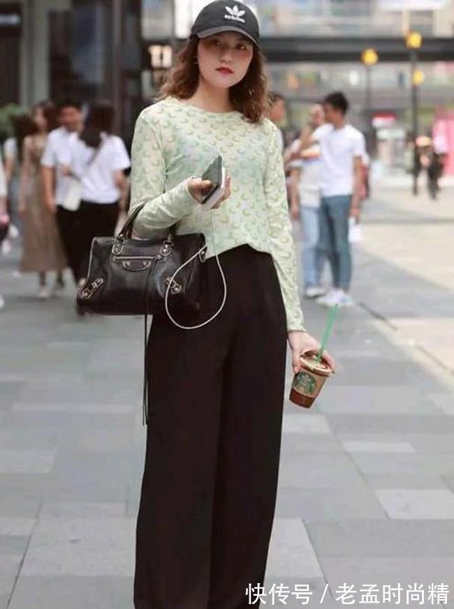 穿搭|路人街拍,高腰的牛仔短裤搭配黑色短袖上衣,时髦又别致