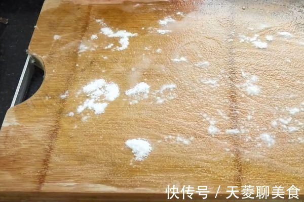 菜板只用清水洗,等于吃细菌,教你一个妙招,菜板干净不发霉