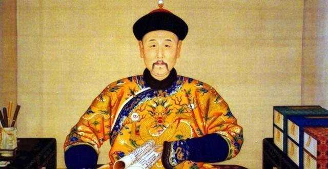 穿着|清朝灭亡107年了,此国却坚持使用清朝国旗,国王还穿着清朝长袍