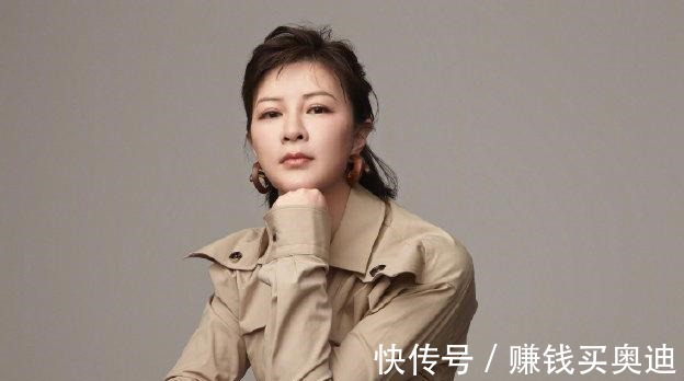 穿搭|杜华也拍时尚画报了!短发+红裙高级又干练,皮肤保养得相当不错!