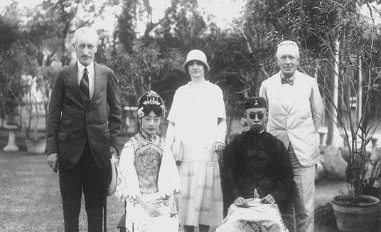  无语|“自古红颜多薄命，恹恹无语对东风”，末代皇后婉容的悲惨结局