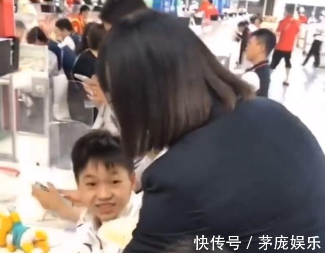广东队|全红婵获赠蛋糕乐开花!红姐连声说谢谢,队医随后举动令红姐生气!