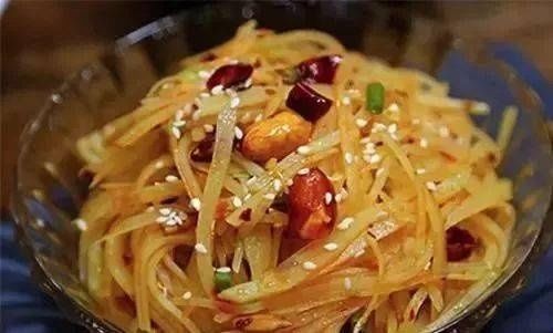 凉拌土豆丝要脆有“秘方”,试试这个做法,酸辣清脆,丝丝入味
