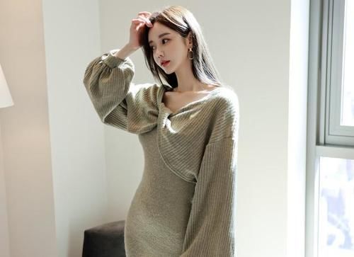 最美孙允珠：雅灰针织竖纹开衫套裙