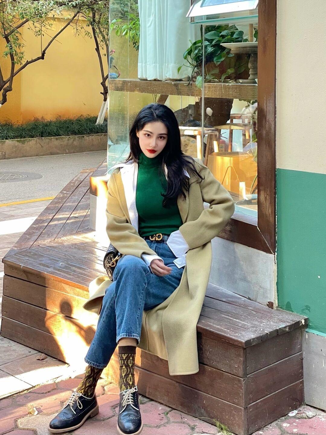 子女生 冬天毛衣怎样搭配出时尚感!紫色毛衣搭配皮裙,高级又不失个性!