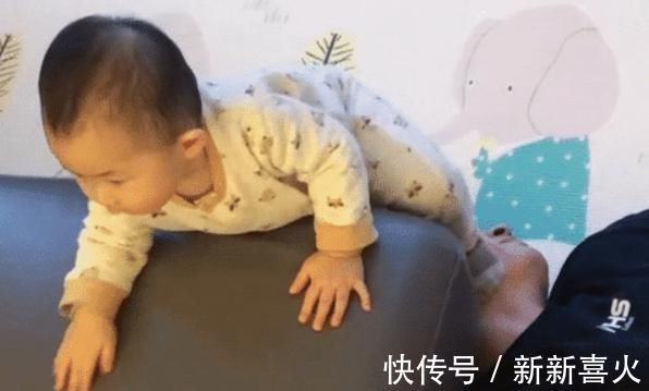 沙发|小短腿爬不上沙发,机智宝宝有妙招,网友:海拔不够,爸爸来凑?