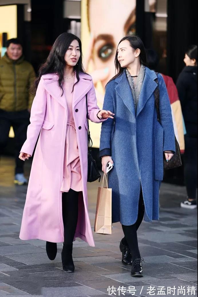 美少妇 街拍: 一对打扮时尚的成熟美少妇, 气质很知性, 谈吐很有雅致之美