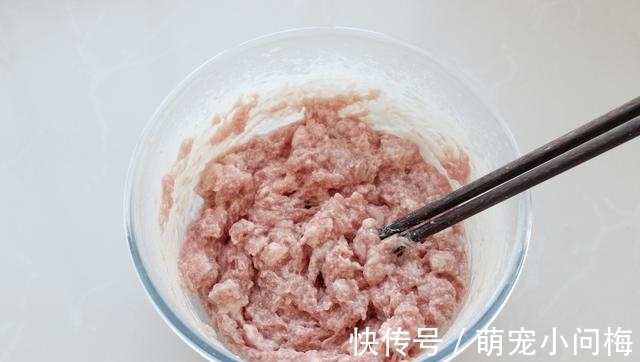 诀窍|蒸肉包子有诀窍，调馅时多做这一步，皮软馅香直冒汁儿，好吃到爆