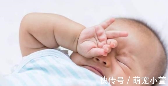 入睡|宝宝练习自主入睡的三个“信号”，宝妈打好“配合”，睡觉不用哄