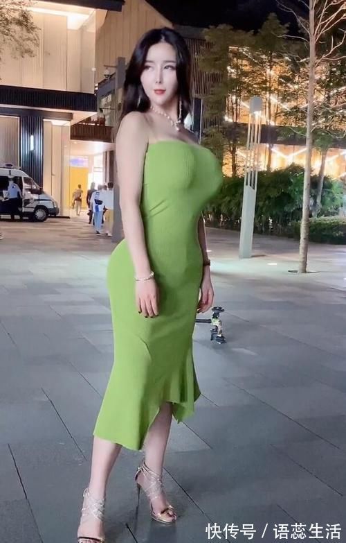 有型|青色长裙穿出“梨形身材”，有型有范，妥妥的欧美风情