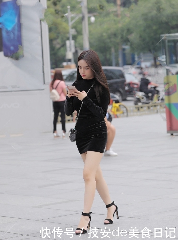 黑色|街拍丨美女身穿的这身黑色丝绒套装看着高级感十足