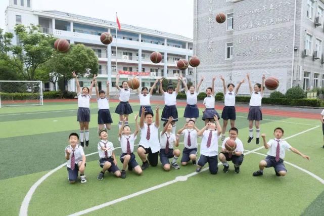 创意|恰同学少年！沪16区幼儿园、中小学创意毕业照来了