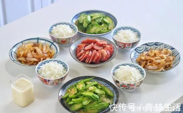 我家从去年起实行不完全分餐制，所以，我家午餐长这个样子