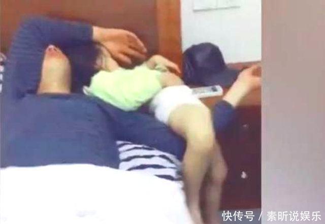 睡姿|老婆在外出差回来,进卧室一看,老公和女儿的睡姿,忍不住笑出声