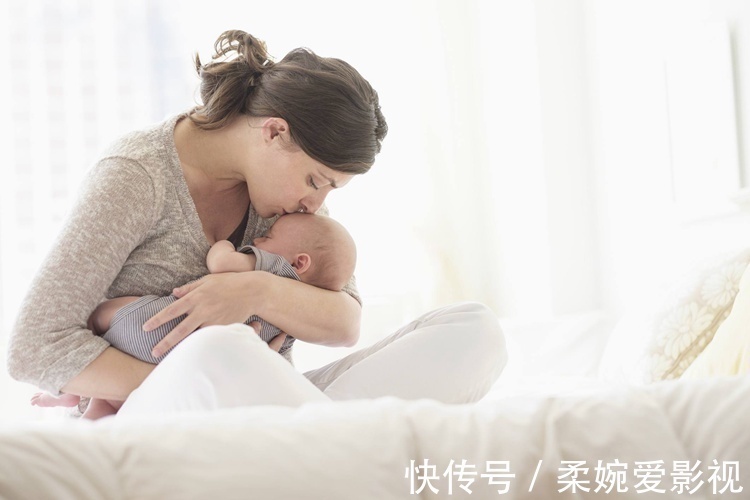 宝宝|经常被爸妈抱的娃和经常自己躺着玩的娃,长大后的差距会越来越大