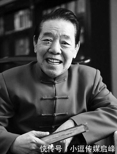 演出|单田芳在万人大剧场演出,因紧张做错一件事,观众都善意地笑了