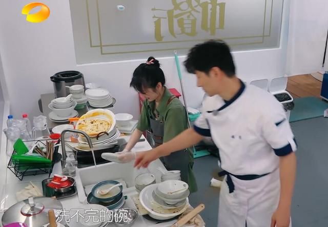  沟通|帮赵丽颖和黄晓明打破沟通障碍，不起眼的李浩菲才是职场真狼人