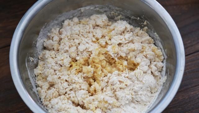 燕麦片中加4个鸡蛋，不用水不用蒸，鲜甜松软，比包子馒头还好吃