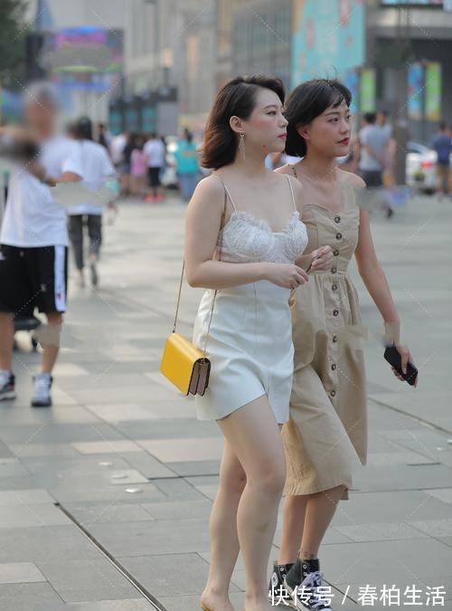 黄色|白色吊带连衣裙搭配黄色高跟鞋,优雅不失元气