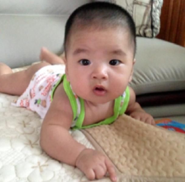 三个月|为啥一横着抱宝宝就哭?这个角度看“世界”,就懂娃的“恐惧”了