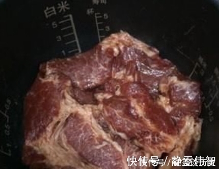 叉烧酱|猪肉放电饭锅中，焖30分钟，肉做出来比烧烤还香，家人都抢着吃